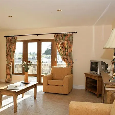 East Clare Golf Village 度假村 3*