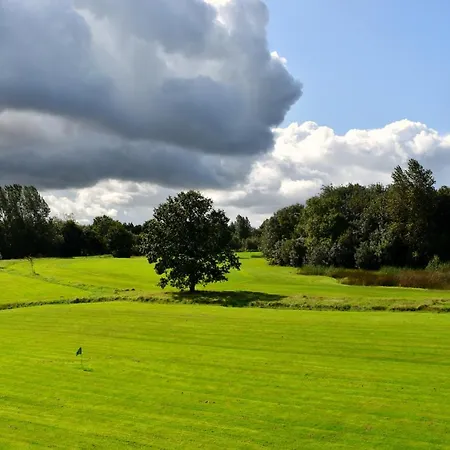 East Clare Golf Village Üdülőközpont